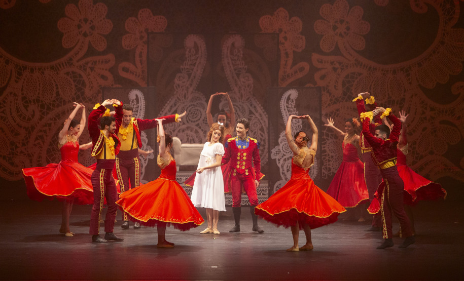 O espetáculo tem uma curta temporada até 20 de dezembro, já com ingressos esgotados, e reúne todos os corpos artísticos do Governo do Paraná -