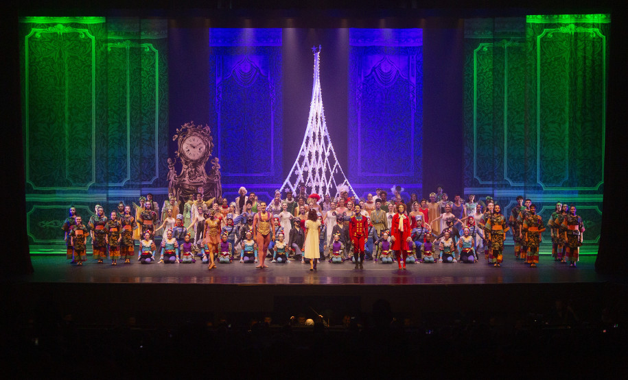 O espetáculo tem uma curta temporada até 20 de dezembro, já com ingressos esgotados, e reúne todos os corpos artísticos do Governo do Paraná -