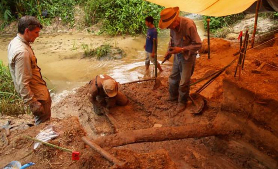 Resgate da canoa Ygá-Mirî na aldeia Tekoha Nhemboetê, em Terra Roxa, no Oeste do Paraná