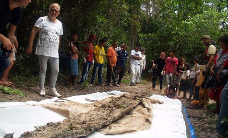 Resgate da canoa Ygá-Mirî na aldeia Tekoha Nhemboetê, em Terra Roxa, no Oeste do Paraná