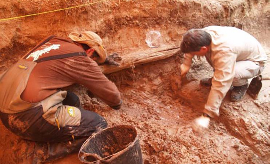 Resgate da canoa Ygá-Mirî na aldeia Tekoha Nhemboetê, em Terra Roxa, no Oeste do Paraná