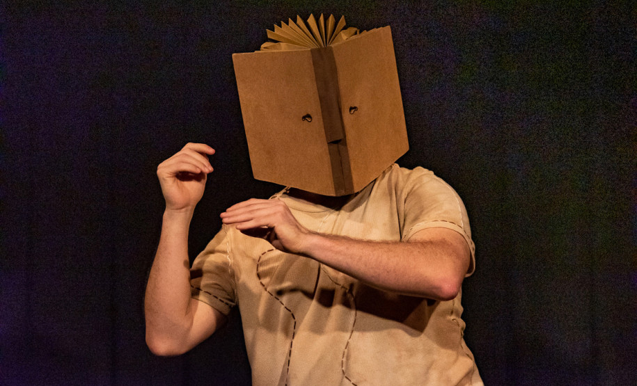 BIBLIOTECA PÚBLICA DO PARANÁ (BPP) - Peça de teatro "Livro-me" – Após o sucesso na 7ª Edição da Festa Literária da Biblioteca Pública (Flibi), em 2023, o espetáculo, com Fábio Lins retorna à BPP no sábado (24), às 11h, com entrada gratuita