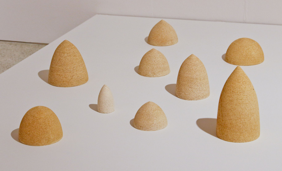 A mostra inclui painéis, esculturas, objetos e instalações, frutos da criatividade e inovação da artista