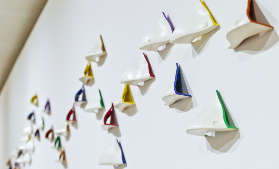 A mostra inclui painéis, esculturas, objetos e instalações, frutos da criatividade e inovação da artista