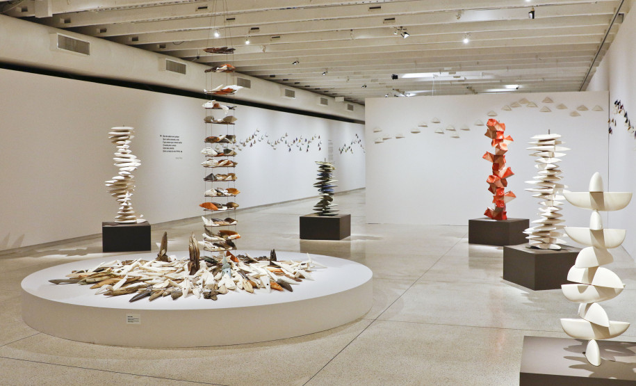 A mostra inclui painéis, esculturas, objetos e instalações, frutos da criatividade e inovação da artista -