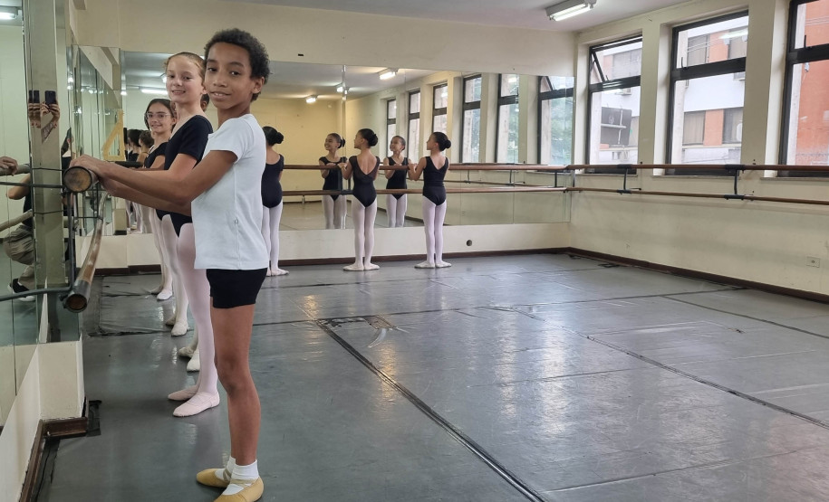 Em busca do sonho: Escola de Dança Teatro Guaíra atende mais de 100 crianças e adolescentes