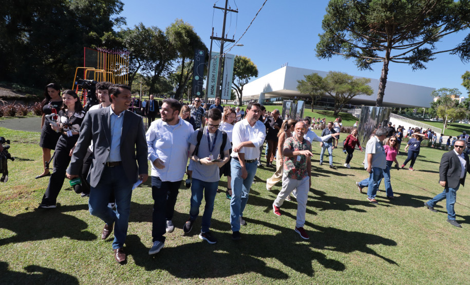 MON para criançada: governador inaugura mostra interativa com obras de arte no Parcão