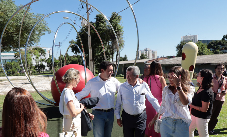 MON para criançada: governador inaugura mostra interativa com obras de arte no Parcão