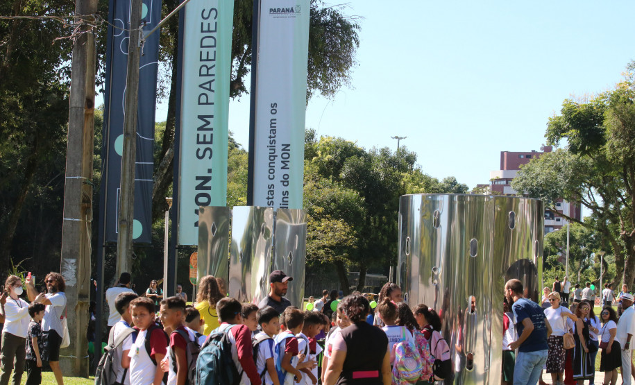 MON para criançada: governador inaugura mostra interativa com obras de arte no Parcão