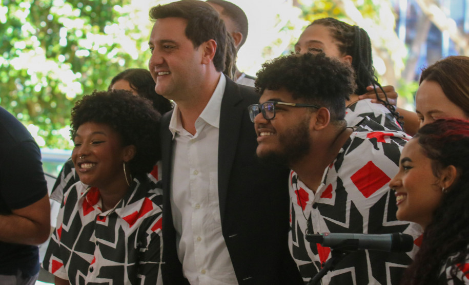 MON para criançada: governador inaugura mostra interativa com obras de arte no Parcão