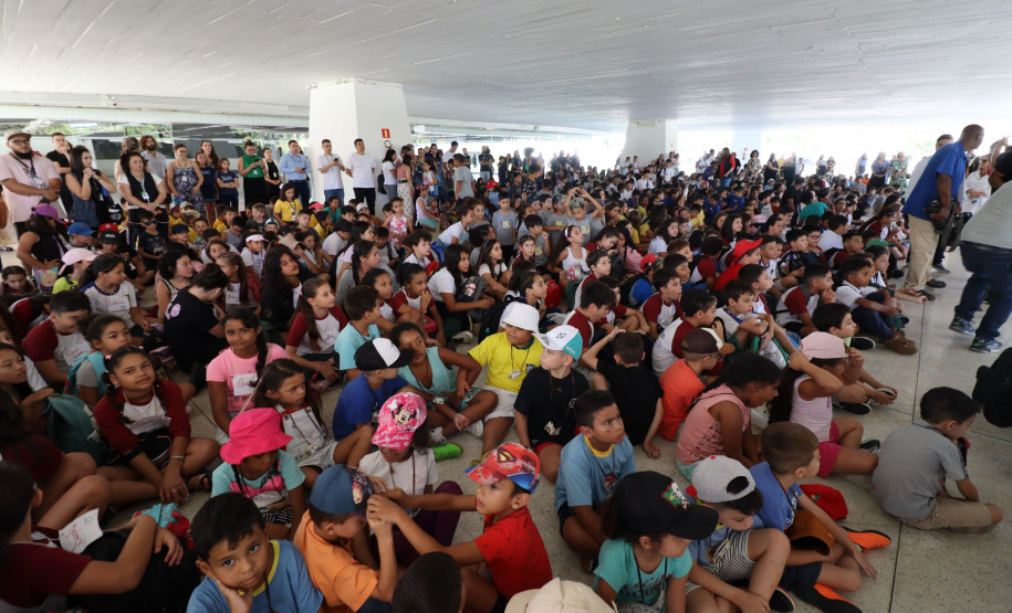 MON para criançada: governador inaugura mostra interativa com obras de arte no Parcão