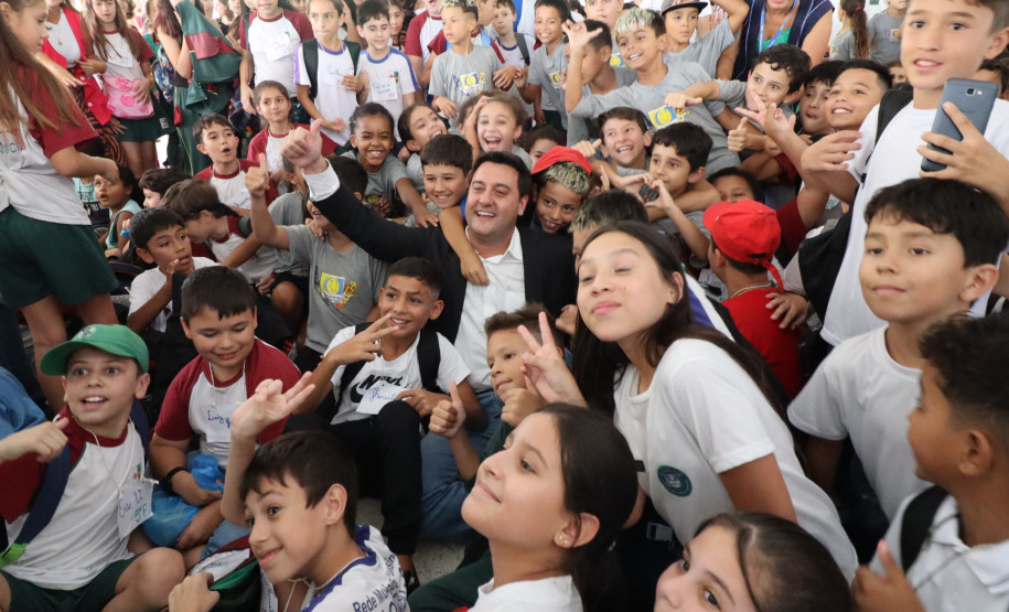 MON para criançada: governador inaugura mostra interativa com obras de arte no Parcão