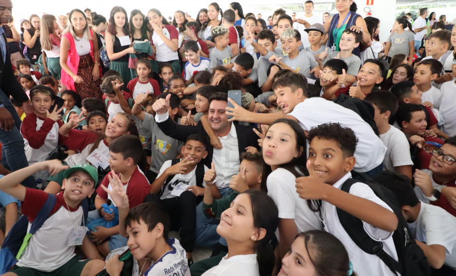 MON para criançada: governador inaugura mostra interativa com obras de arte no Parcão