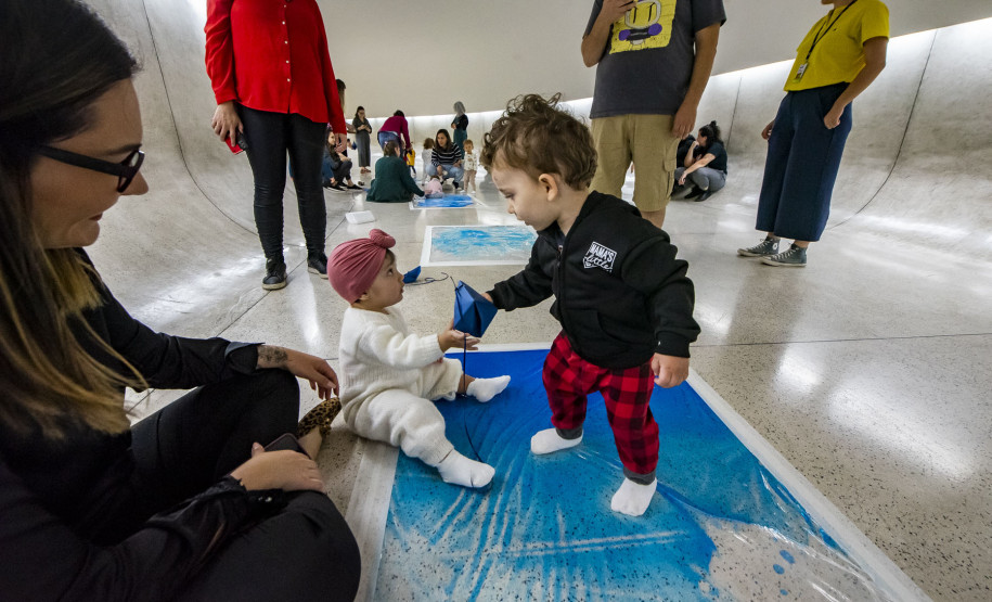 MON realiza oficina artística para crianças de 1 a 2 anos