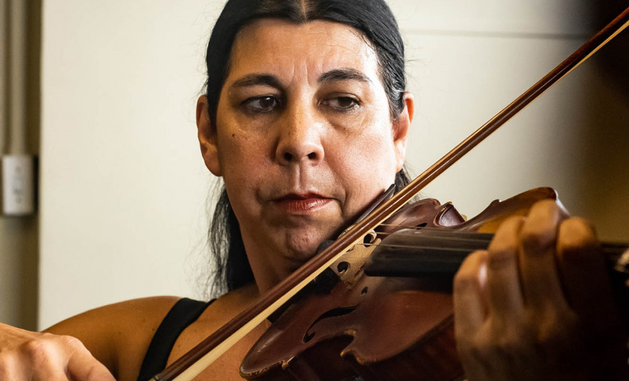 Da fundação às apresentações atuais, mulheres formam pilar fundamental da Orquestra Sinfônica do Paraná. Consuelo