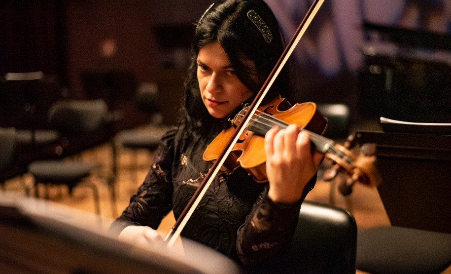 Da fundação às apresentações atuais, mulheres formam pilar fundamental da Orquestra Sinfônica do Paraná. Fernanda
