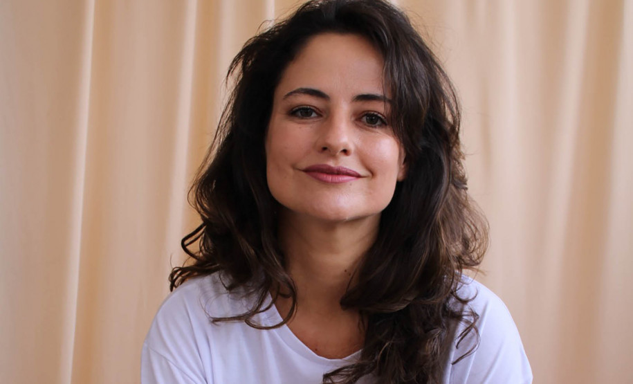 A Biblioteca Pública do Paraná recebe na próxima terça-feira (12) um encontro entre as escritoras Ana Suy e Liana Ferraz. O evento, promovido pelo clube de assinatura Amora Livros, marca o Mês da Mulher e tem o objetivo de amplificar a voz das mulheres na sociedade - Na foto, Liana Ferraz