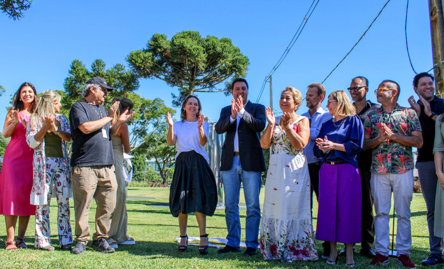 MON para criançada: governador inaugura mostra interativa com obras de arte no Parcão
