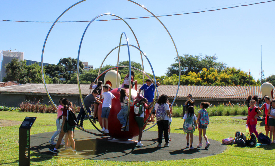 MON para criançada: governador inaugura mostra interativa com obras de arte no Parcão