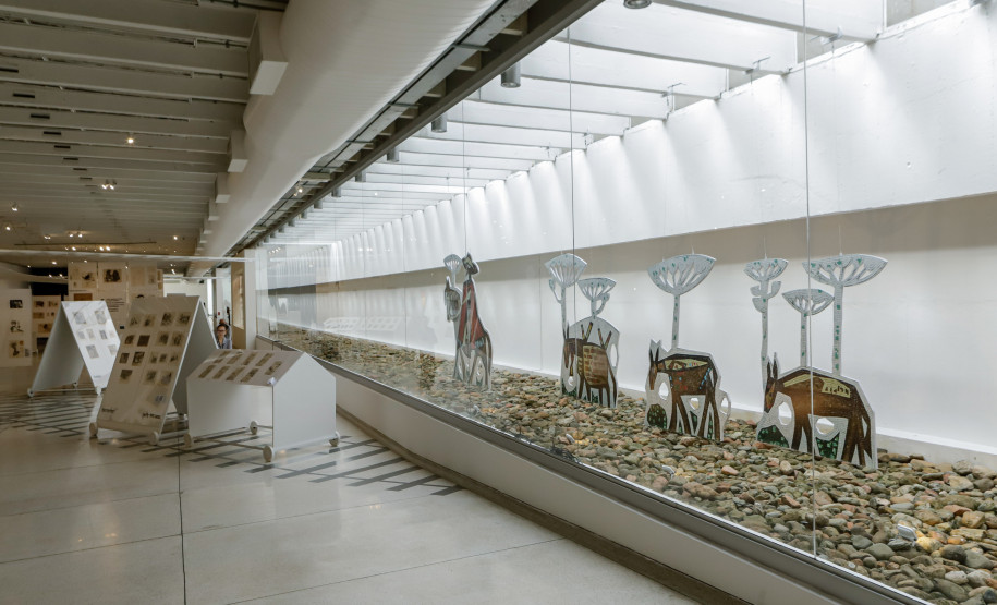 Últimos preparativos antes da abertura da exposição Poty 100 anos, no Museu Oscar Niermeyer (MON).