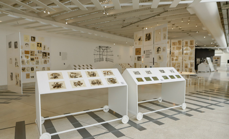 Últimos preparativos antes da abertura da exposição Poty 100 anos, no Museu Oscar Niermeyer (MON).