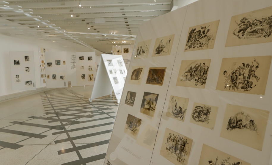 Últimos preparativos antes da abertura da exposição Poty 100 anos, no Museu Oscar Niermeyer (MON).