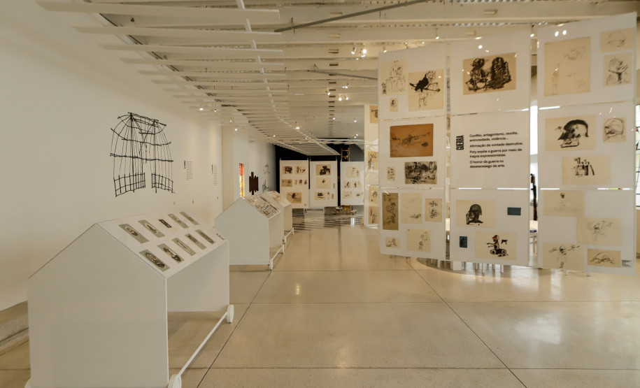 Últimos preparativos antes da abertura da exposição Poty 100 anos, no Museu Oscar Niermeyer (MON).