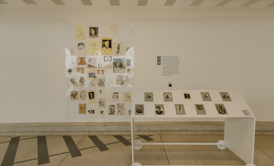 Últimos preparativos antes da abertura da exposição Poty 100 anos, no Museu Oscar Niermeyer (MON).