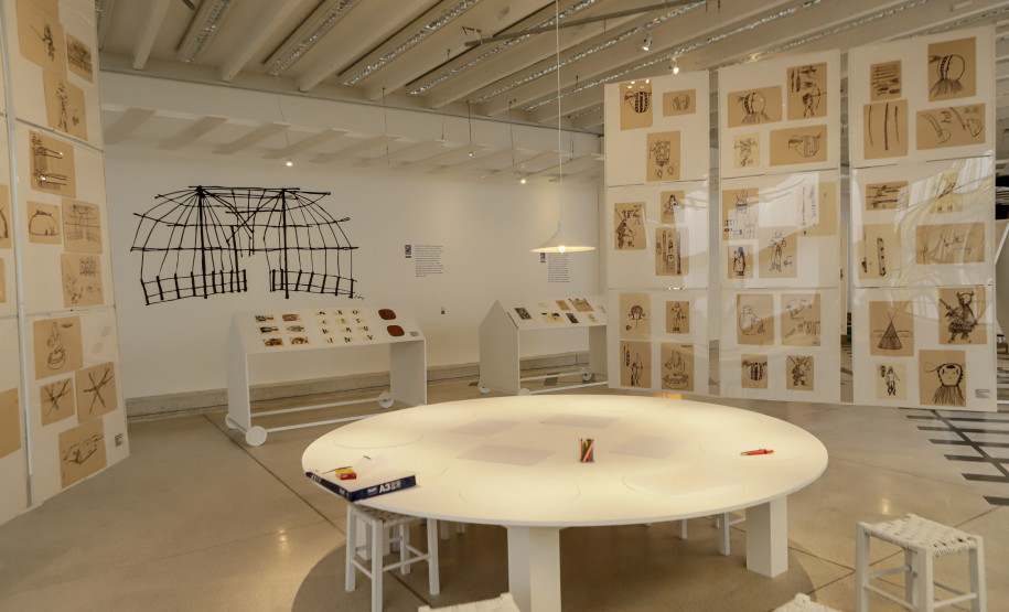 Últimos preparativos antes da abertura da exposição Poty 100 anos, no Museu Oscar Niermeyer (MON).