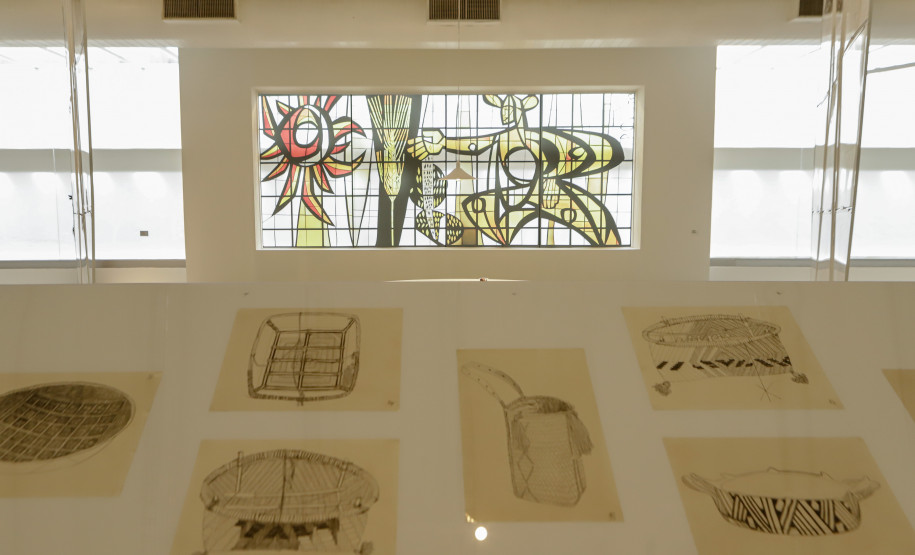 Últimos preparativos antes da abertura da exposição Poty 100 anos, no Museu Oscar Niermeyer (MON).