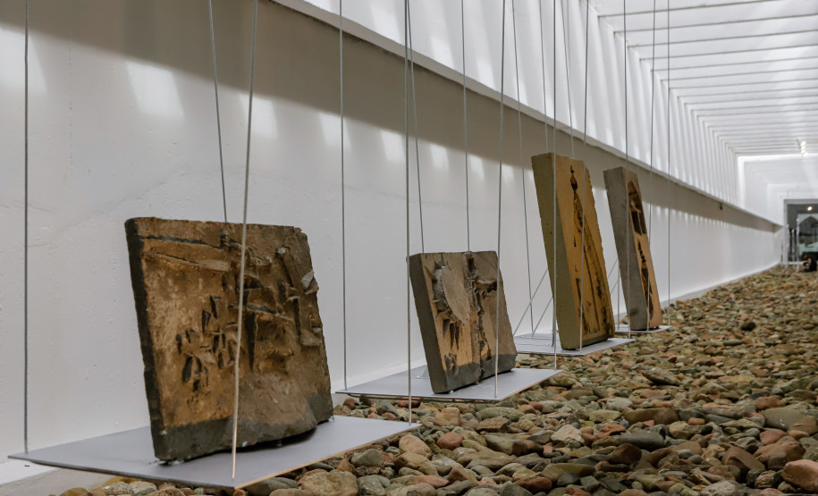 Últimos preparativos antes da abertura da exposição Poty 100 anos, no Museu Oscar Niermeyer (MON).