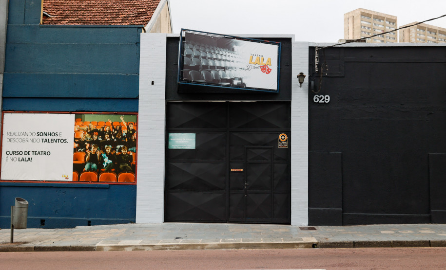 Governador parabeniza Teatro Lala Schneider pelos 30 anos de história