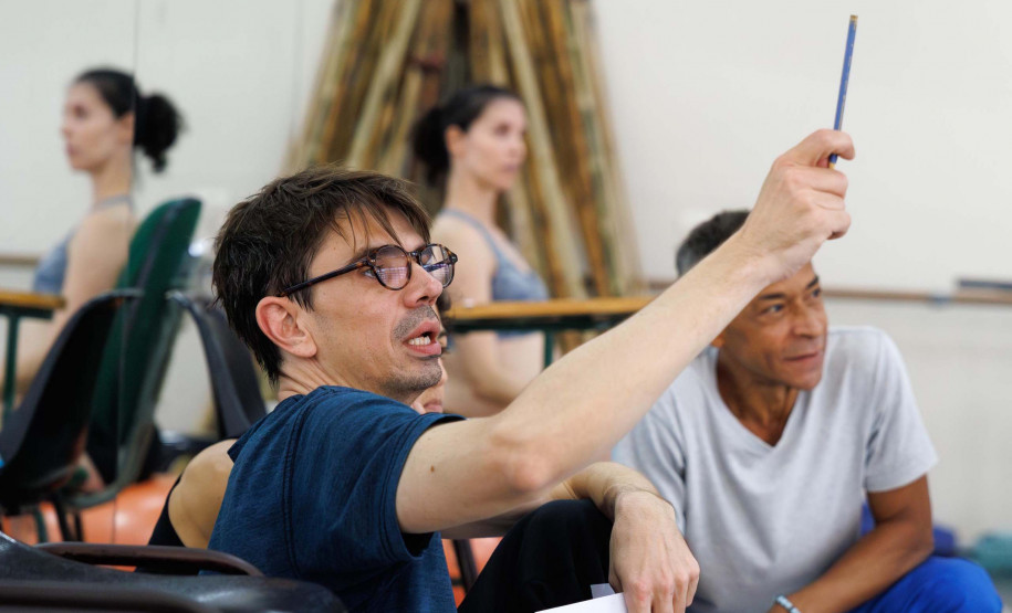 Balé Teatro Guaíra recebe o coreógrafo francês Mathieu Guilhaumon, numa parceria inédita, em experiência de dança contemporânea.