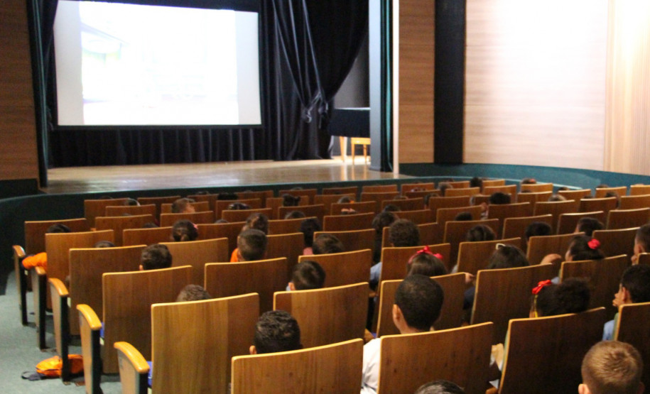 Biblioteca Pública do Paraná (BPP) - Cine Pipoca – Sessão de filmes para crianças e adolescentes que acontece sempre na última semana do mês. Em maio, o filme escolhido foi “O Castelo Animado” (2004), do Studio Ghibli, que será exibido no dia 28 (terça-feira), às 14h30, no Auditório da BPP. A entrada é gratuita.