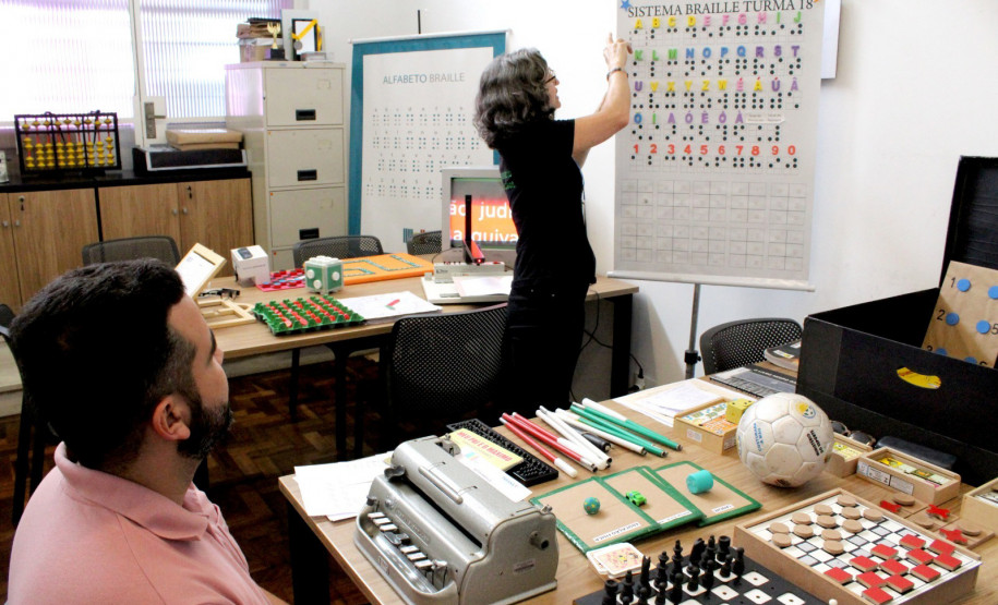 Biblioteca Pública do Paraná - Seção Braille – Sessões com exibição de filmes com audiodescrição para pessoas com deficiência visual