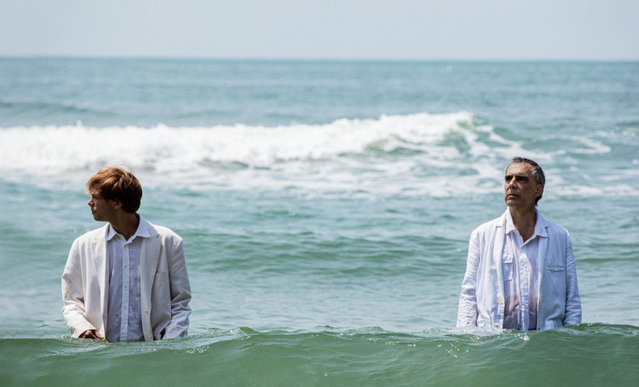 Arnaldo Antunes e Vitor Araújo tocam "Lágrimas no Mar" no Guairão no dia 18 de maio