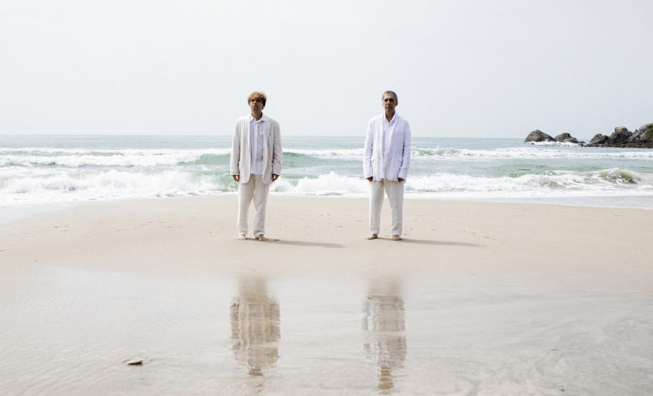 Arnaldo Antunes e Vitor Araújo tocam "Lágrimas no Mar" no Guairão no dia 18 de maio