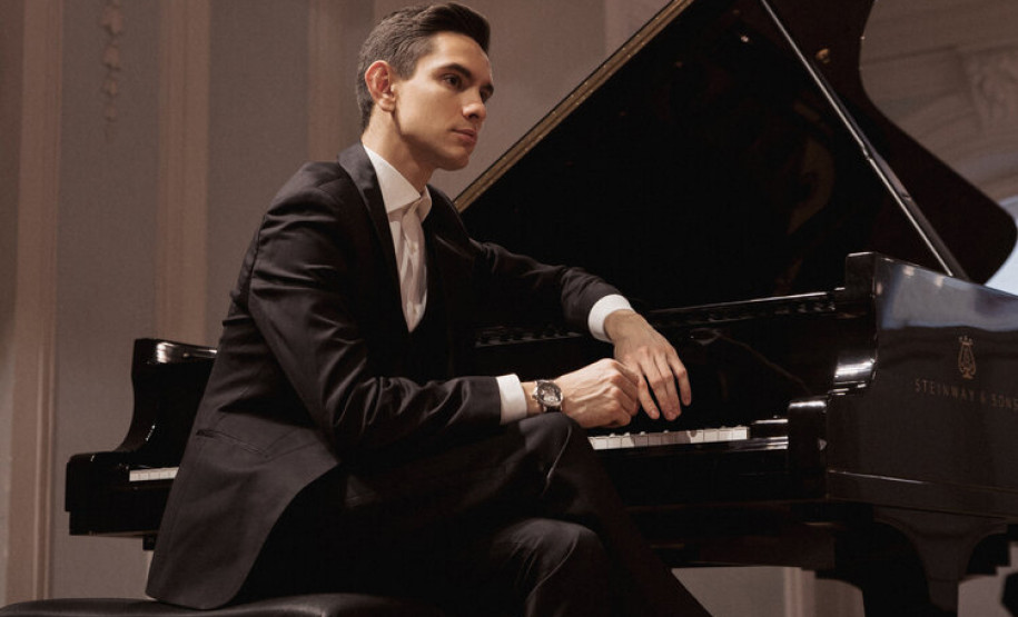 Centro Cultural Teatro Guaíra - Guairão - Série Ouro: Ciclo das 4 Sinfonias de Brahms – No domingo (12), Dia das Mães, às 10h30, a Orquestra Sinfônica do Paraná traz o pianista russo Dmitry Shiskin como convidado para o concerto “Ciclo das 4 Sinfonias de Brahms”