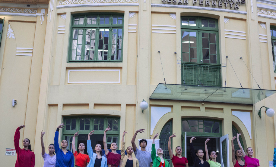 Escola de Dança Teatro Guaíra leva arte e sorrisos ao Hospital Pequeno Príncipe