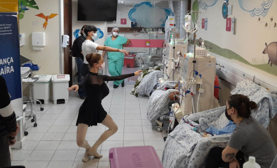 Escola de Dança Teatro Guaíra leva arte e sorrisos ao Hospital Pequeno Príncipe