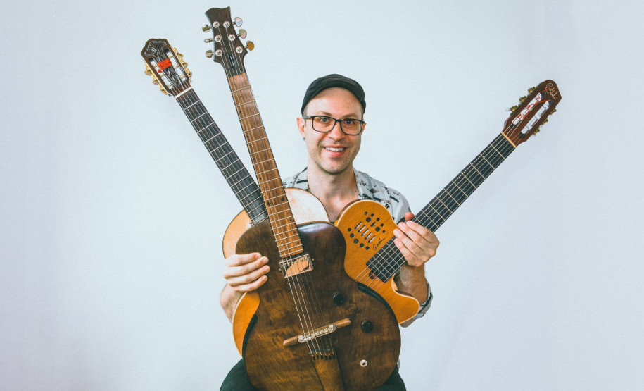 Centro Cultural Teatro Guaíra - Teatro José Maria Santos - Rodrigo Simões | Lançamento do Álbum TRE – O violonista, guitarrista, bandolinista e compositor curitibano Rodrigo Simões conquistou o público internacional de jazz. Radicado em Montreal há oito anos, apresenta por aqui o show de lançamento do seu terceiro álbum “TRE” (três em italiano), que explora a diversidade do jazz brasileiro em um estilo alegre. Apresentação sexta-feira (24), às 20h