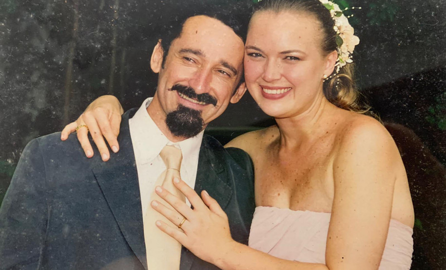 Memórias, amizades e mil apresentações marcam os 39 anos da Orquestra Sinfônica do Paraná - Na foto, Romildo Weingartner ingressou aos 18 anos na Orquestra Sinfônica do Paraná e desde 1993 atua como primeiro violoncelista. Juliane Martens iniciou sua carreira profissional na Orquestra Sinfônica da Universidade Estadual de Londrina (Osuel)