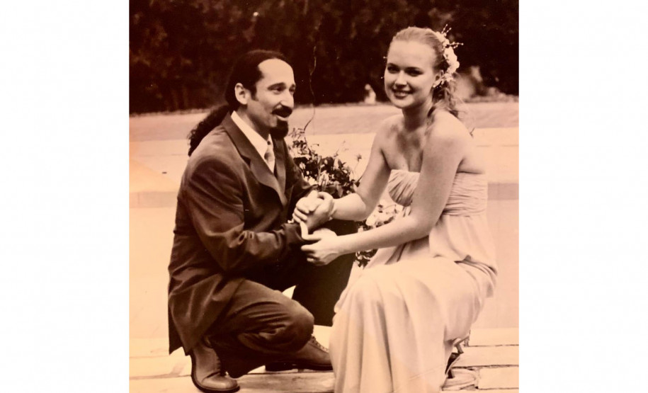 Memórias e novos parcerias marcam 39 anos da Orquestra Sinfônica do Paraná - Na foto, Romildo Weingartner ingressou aos 18 anos na Orquestra Sinfônica do Paraná e desde 1993 atua como primeiro violoncelista. Juliane Martens iniciou sua carreira profissional na Orquestra Sinfônica da Universidade Estadual de Londrina (Osuel)