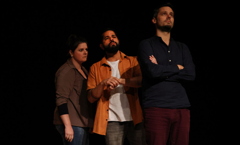 Centro Cultural Teatro Guaíra - Guairinha - "A Senha" – Projeto que faz parte das produções da ImproDnA, este espetáculo de improvisação cria diversas pequenas cenas de comédia a partir de uma única palavra da plateia numa apresentação dinâmica e cômica, com muitos improvisadores em cena