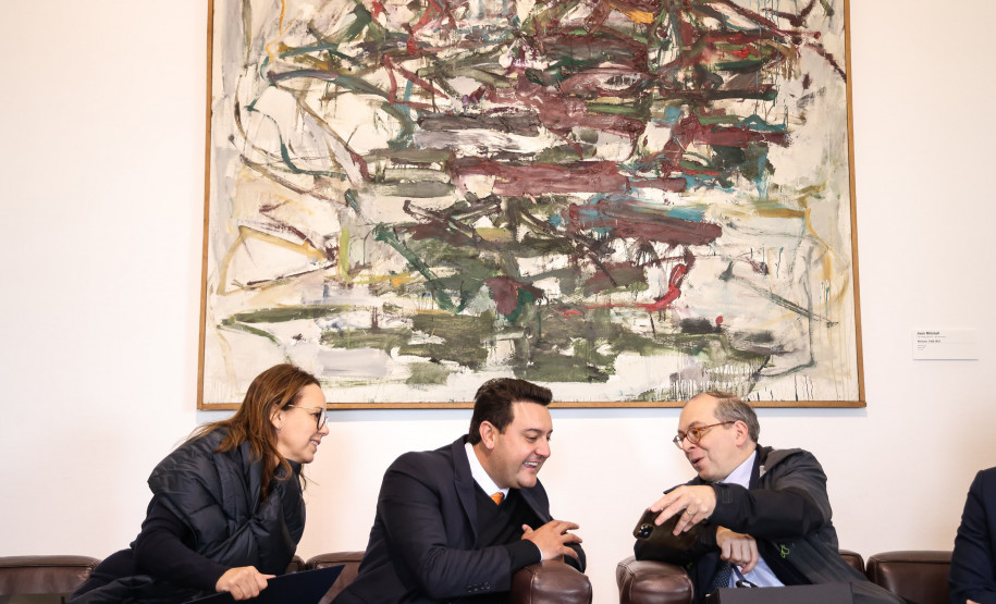 O governador Carlos Massa Ratinho Junior iniciou a nova missão internacional nesta segunda-feira (06) em Paris, na França, com um encontro com o presidente do Centro Georges Pompidou, Laurent Le Bon