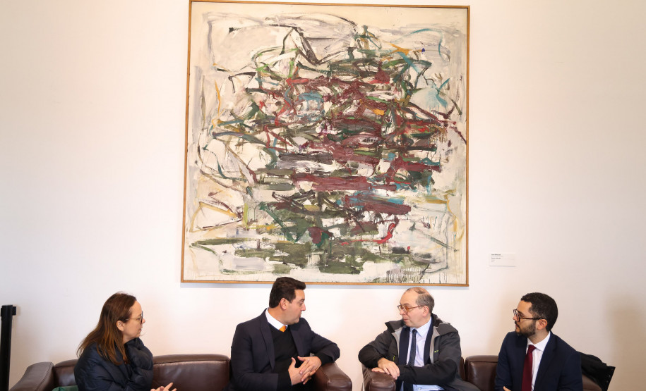 O governador Carlos Massa Ratinho Junior iniciou a nova missão internacional nesta segunda-feira (06) em Paris, na França, com um encontro com o presidente do Centro Georges Pompidou, Laurent Le Bon