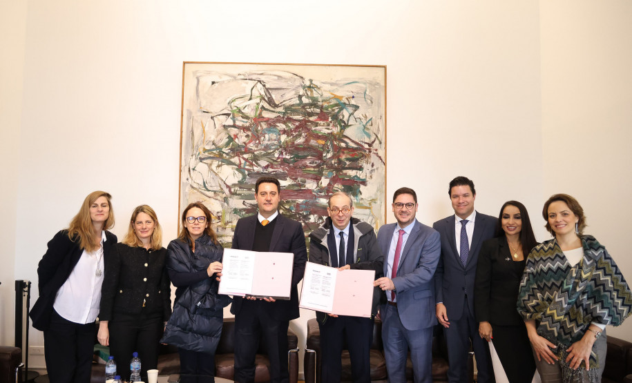 O governador Carlos Massa Ratinho Junior iniciou a nova missão internacional nesta segunda-feira (06) em Paris, na França, com um encontro com o presidente do Centro Georges Pompidou, Laurent Le Bon