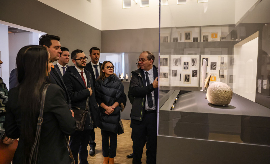 O governador Carlos Massa Ratinho Junior iniciou a nova missão internacional nesta segunda-feira (06) em Paris, na França, com um encontro com o presidente do Centro Georges Pompidou, Laurent Le Bon