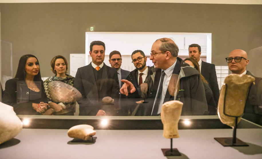 O governador Carlos Massa Ratinho Junior iniciou a nova missão internacional nesta segunda-feira (06) em Paris, na França, com um encontro com o presidente do Centro Georges Pompidou, Laurent Le Bon