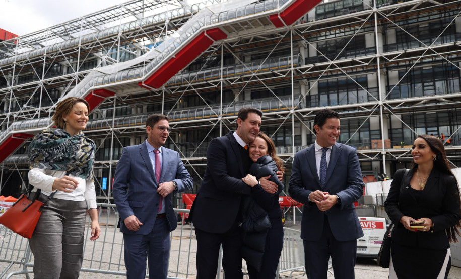 O governador Carlos Massa Ratinho Junior iniciou a nova missão internacional nesta segunda-feira (06) em Paris, na França, com um encontro com o presidente do Centro Georges Pompidou, Laurent Le Bon